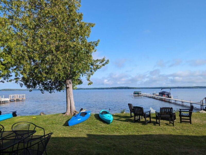 8 cozy lakefront cabins in the U.P. to book this fall & winter
