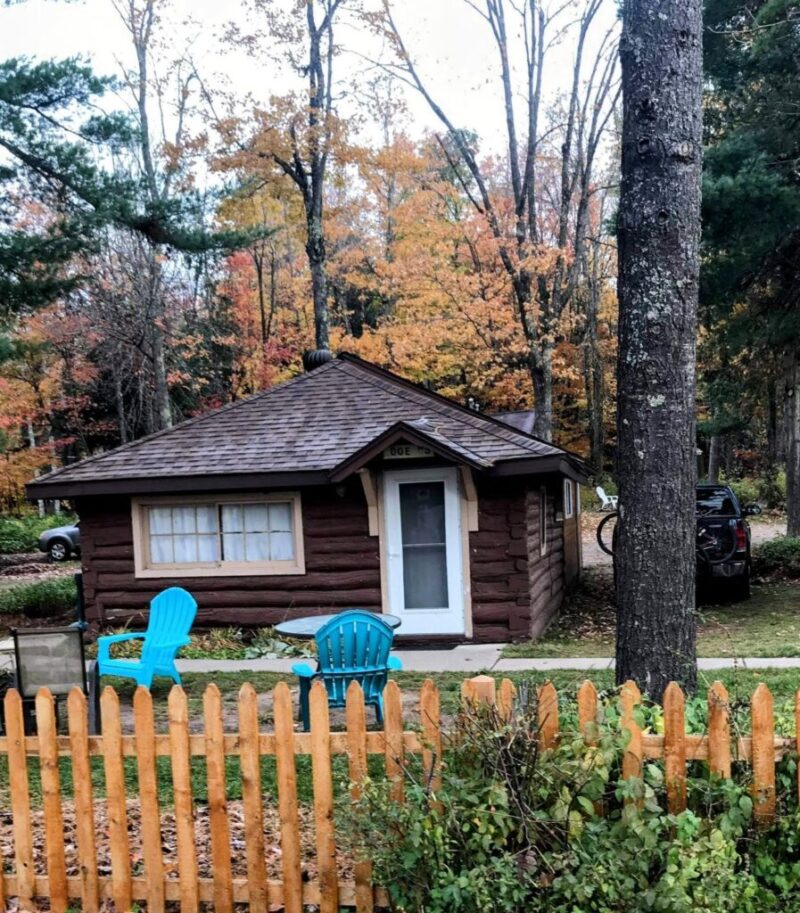 8 cozy lakefront cabins in the U.P. to book this fall & winter